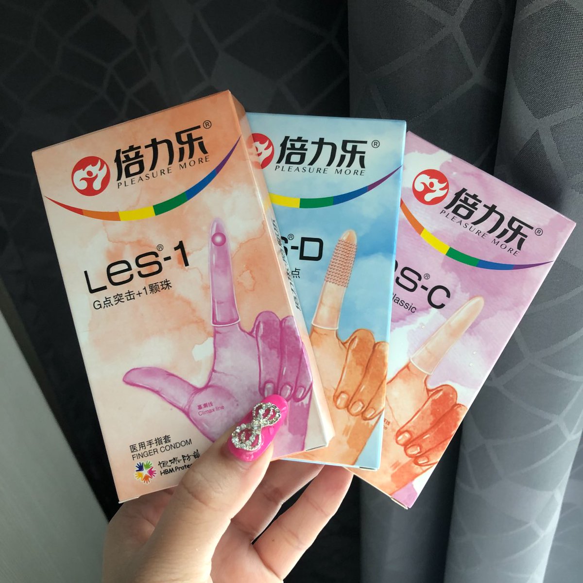 he11noteque's tweet image. เขินว่ะ เอาจริงชั่งใจอยู่นานมากว่าจะลงรีวิวอันนี้ดีไหม แต่คิดว่าถ้าลงก็คงเป็นประโยชน์ไม่มากก็น้อย ทั้งสามกล่องนี้มองภาพก็คงดูกันออกใช่ปะว่ามันคือถุงยางนิ้ว ซึ่งความจริงแล้วมันไม่จำเป็นต้องใช้แค่กับเลสเบี้ยนนะ แต่คือมันใช้ได้กับทุกเพศทั้งเสตรทและlgbtqia+เลยที่จะเมคเลิฟกันด้วยนิ้ว—