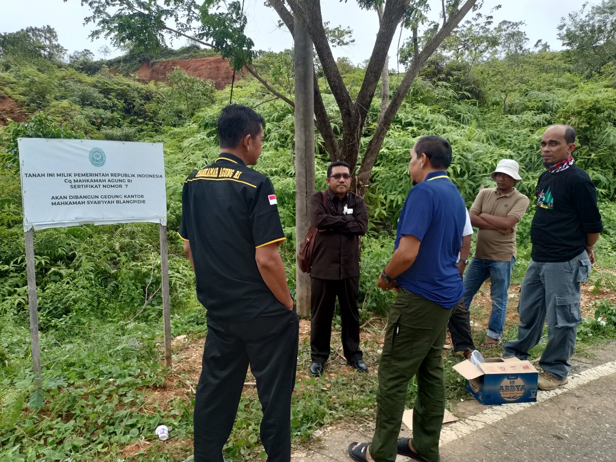 MSBlangpidie's tweet photo. MS Aceh, MS Blangpidie, beserta Pihak Konsultan finalisasi keadaan lahan bakal tempat pembangunan Gedung Kantor Baru MS Blangpidie sebelum pengerjakan proyek dimulai. 
@info_msaceh
@DitjenBadilag

#MSAceh #LandClearing #GedungBaruMSBPD #Nyoecap https://t.co/5p5HC8S6Ql
