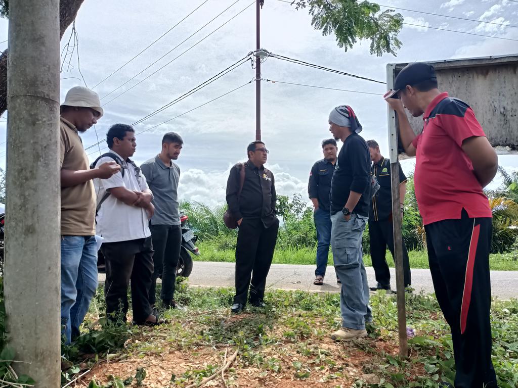 MSBlangpidie's tweet photo. MS Aceh, MS Blangpidie, beserta Pihak Konsultan finalisasi keadaan lahan bakal tempat pembangunan Gedung Kantor Baru MS Blangpidie sebelum pengerjakan proyek dimulai. 
@info_msaceh
@DitjenBadilag

#MSAceh #LandClearing #GedungBaruMSBPD #Nyoecap https://t.co/5p5HC8S6Ql