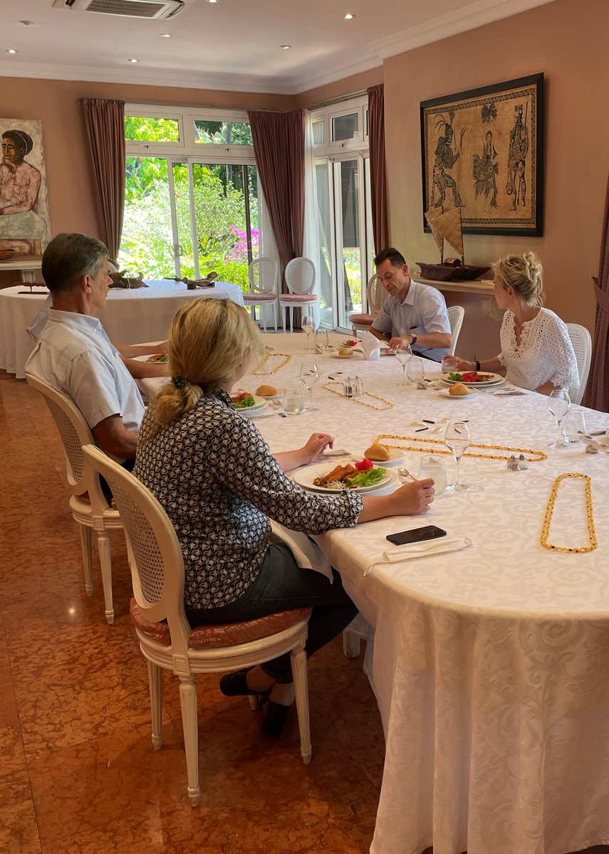 Le déplacement à Papeete de <a href="/grossatmignod/">Rossat Mignod Gisele</a>, directrice du réseau <a href="/BanqueDesTerr/">Banque des Territoires</a> afin de retrouver les équipes de la <a href="/BdT_Pacifique/">Hervé Tonnaire</a>, fut aussi l'occasion de rencontrer Dominique Sorain, Haut Commissaire de la République en Polynésie française autour d'un déj de travail. #AvosCôtés