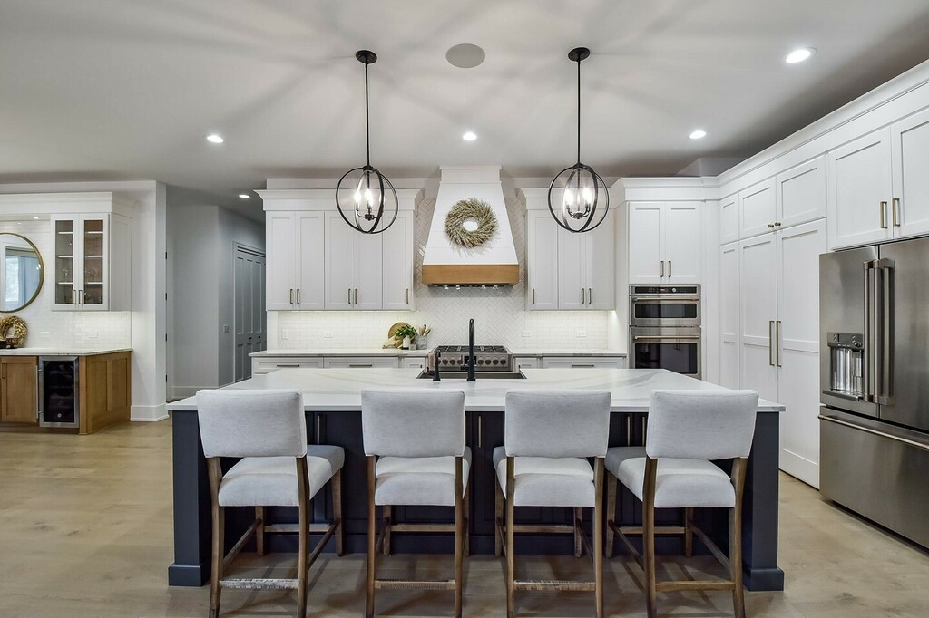 SebringDB's tweet photo. This custom wood hood is the perfect focal point in this kitchen 🤩 #transformation #kitchentransformation #remodeling #sebringdesignbuild #kitchensofinstagram #interiordesign #kitchendesign #kitchenremodel #custom #woodhood https://t.co/M3xNJ0Prh1 https://t.co/IkhrmieWi9