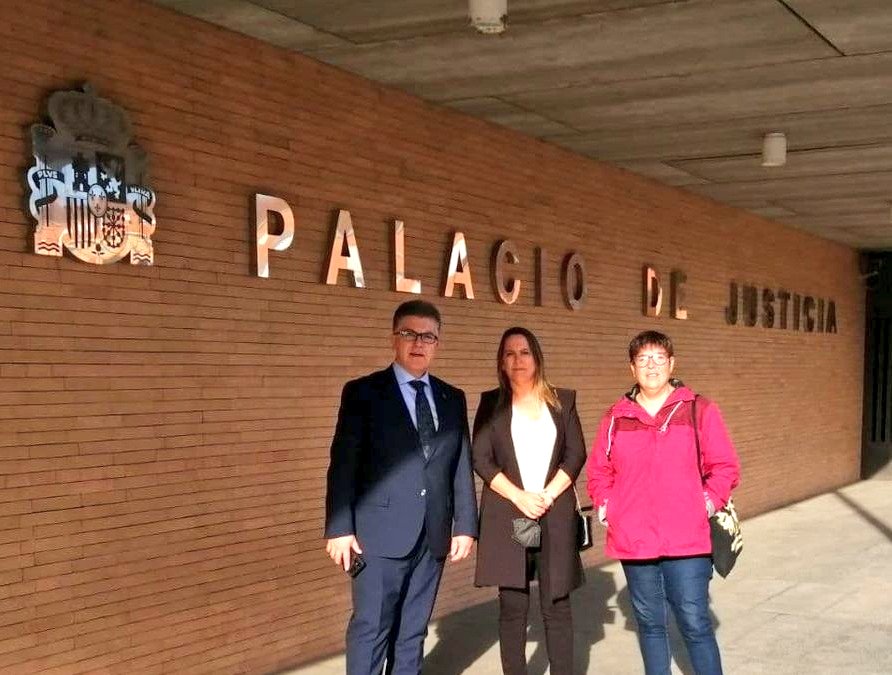 manelmarquez's tweet photo. Esta noticia no serà portada!
Un empresario ha sido condenado a dos años de prisión y 1.080 euros de multa por intentar sobornar a la alcaldesa de Izquierda Unida en #Acedera (#Badajoz #Extremadura) Nadia Ruiz.
Son delincuentes y creen que todos lo somos! https://t.co/TJbDrOKzGf https://t.co/o7D2dCJr7n