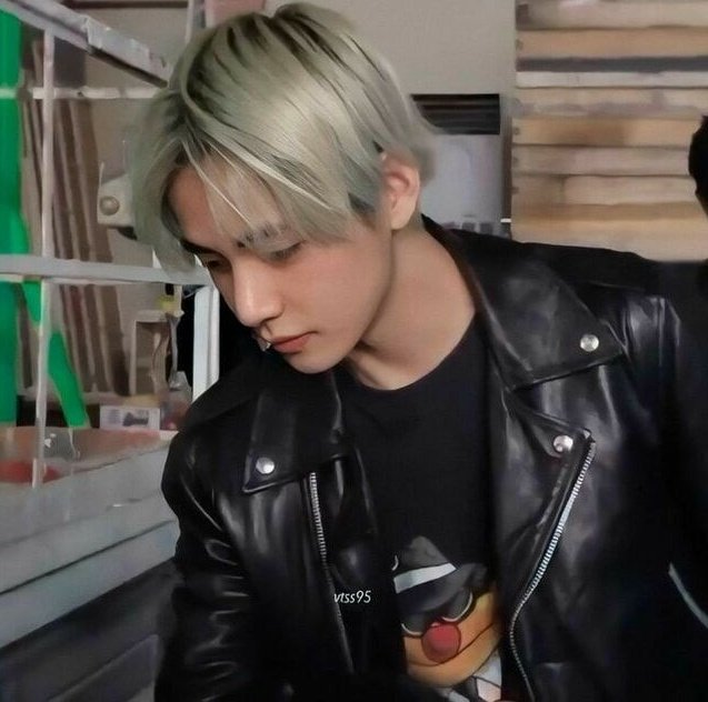Joonie_neha7's tweet photo. Kim Taehyung with mint green hair
     A much needed thread ; https://t.co/nxSWf9vRIX