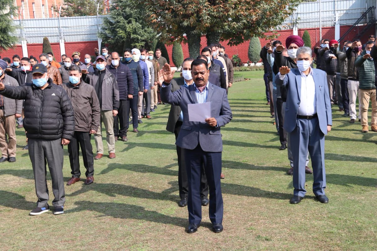 #IntegrityPledge ceremonies held by J&K Police across UT.Main function held at #PHQ Srinagar. ADGP Hqdrs Sh M K Sinha administered pledge to officers and personnel of different sections of the Police Headquarters.