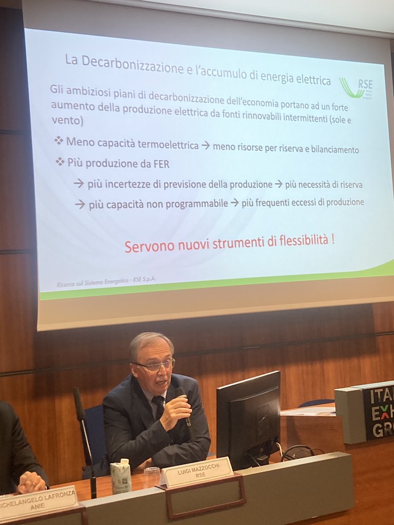 🗣 “La flessibilità del sistema è uno degli elementi necessari per realizzare la #decarbonizzazione e come <a href="/RSEnergetico/">Ricerca Sistema</a> ci stiamo occupando delle varie opzioni tra cui l’ #accumulo di #energia e l’ #idrogeno” Luigi Mazzocchi di RSE al convegno di ANIE a <a href="/KeyEnergyit/">KEY The Energy Transition Expo</a>