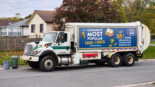TrampolineMkg's tweet photo. Food waste. The mayo brand Hellmann's took a bold initiative in Peterborough (Ontario) to bring awareness on food waste in our homes: garbage trucks! @Unilever @TrampolineMkg @StrategyOnline  https://t.co/ChFyjVnGgA https://t.co/MmOlOgRYwo