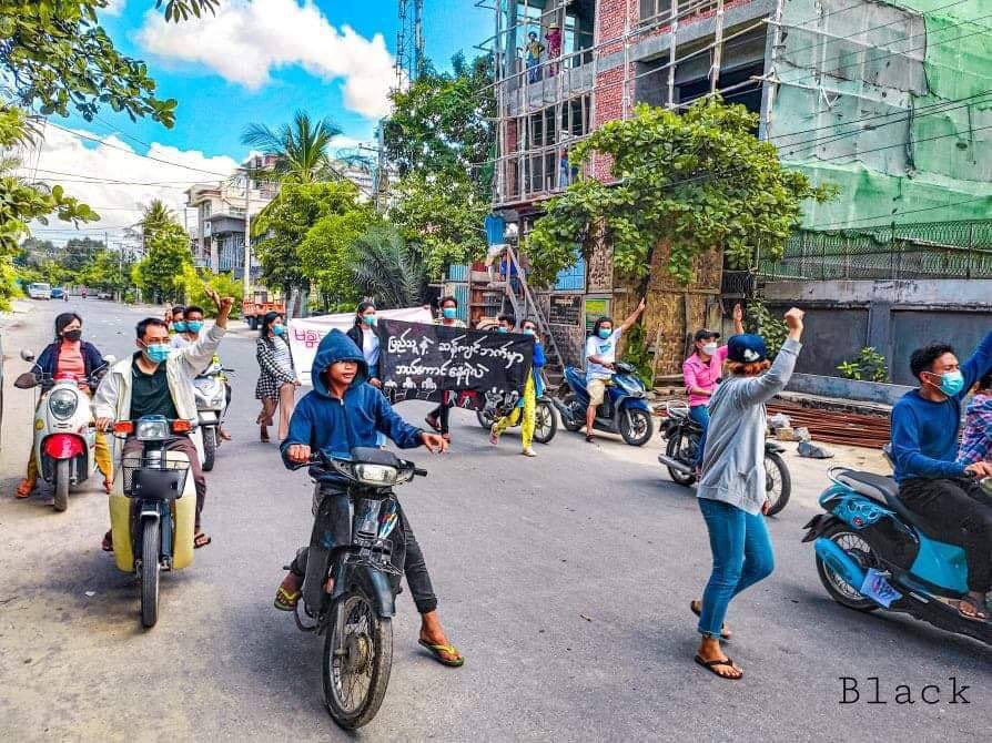 Despite the Tight Security Forces of SAC,#Mandalay Youths Strike marched on the streets and chanted revolutionary slogans to overthrow the Military Dictatorship. #SanctionMOGE #Oct27Coup   #WhatsHappeningInMyanmar