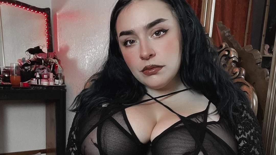 “I bought my first latex dress and that was it.”

We take a deep dive into the goth aesthetic and the origins of the "Big Titty Goth GF" with OnlyFans Creator <a href="/repechos/">Repechos</a> in the run-up to #halloween2021 🎃👻

bit.ly/3vSGABU

#GothicWomen #gothgf #Halloween #queer #LatinX