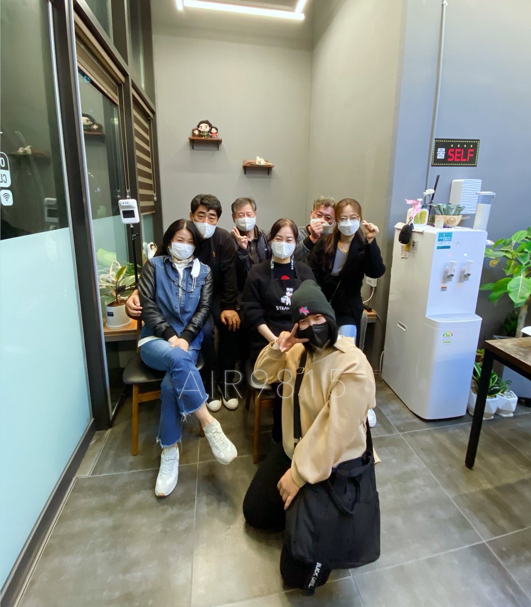 94_jjpeu's tweet photo. jaebeom, jinyoung, and yugyeom's parents met today!! i'm too soft for this🥺 #GOT7 https://t.co/I6E1LU7KmQ