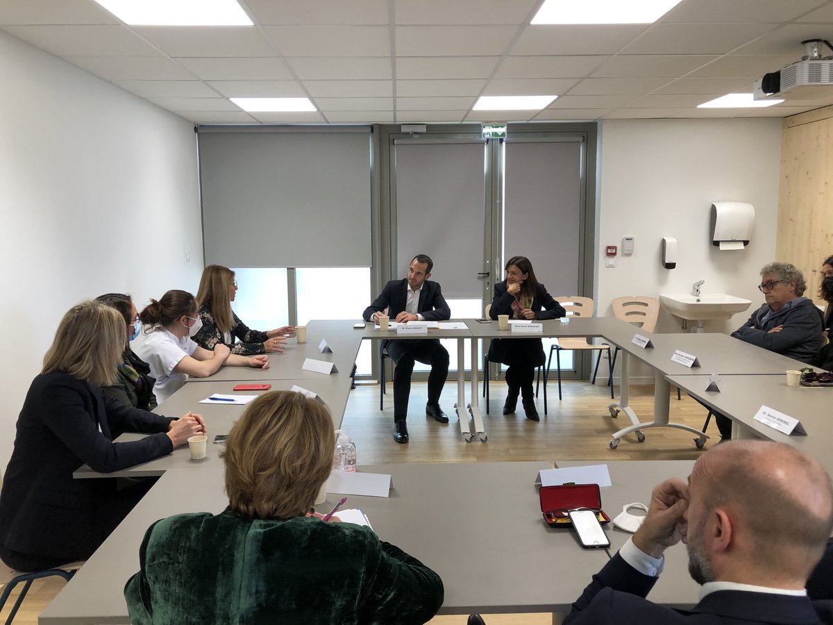 Anne_Hidalgo's tweet photo. À St-Rambert-d’Albon, riche discussion avec des professionnels de santé de premier recours, en première ligne pendant la crise sanitaire : Comment inciter à s’implanter dans les déserts médicaux ? Comment mieux articuler médecine de proximité et hôpital ? (1/2) https://t.co/jHvc9k2L4A