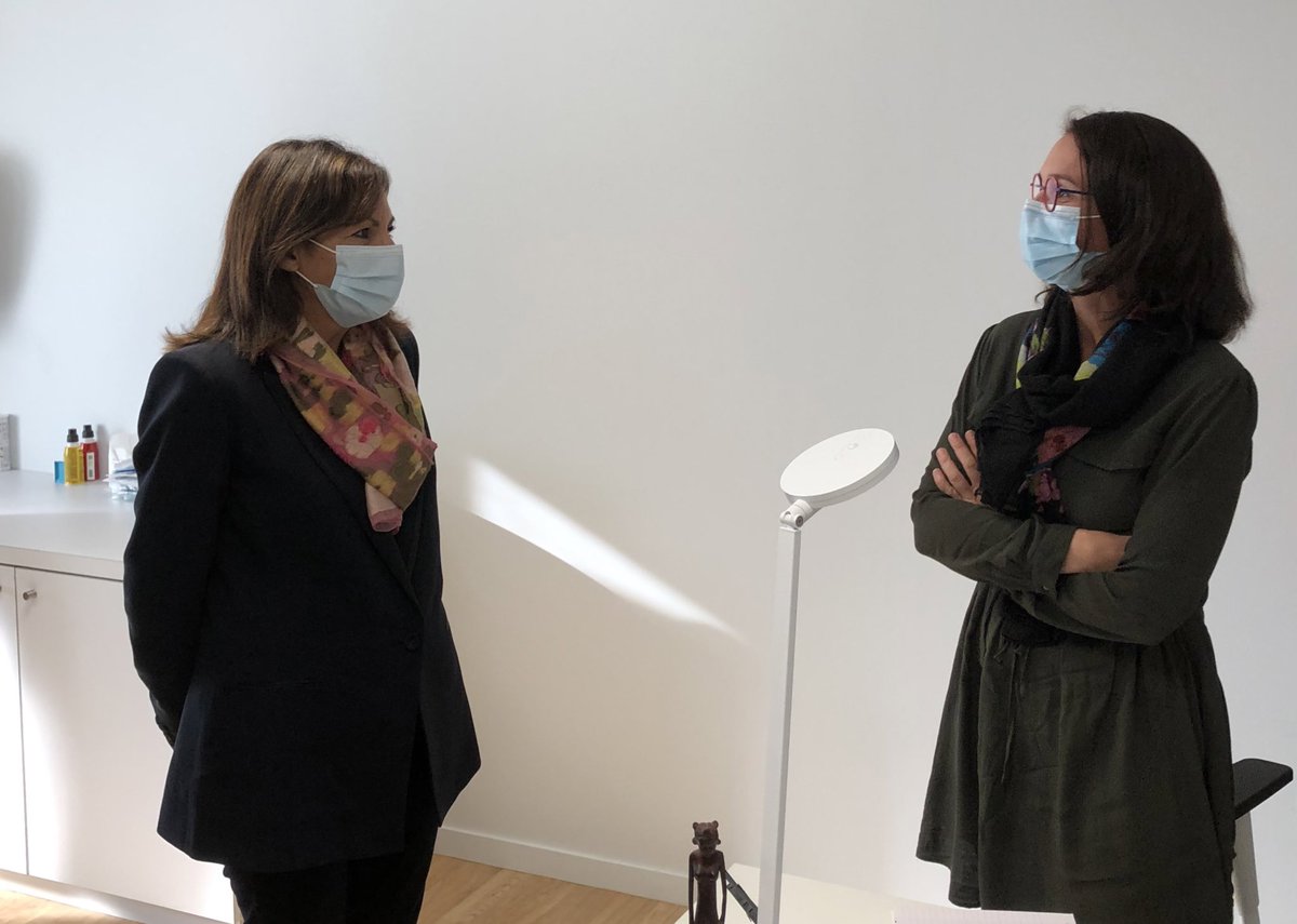 Anne_Hidalgo's tweet photo. À St-Rambert-d’Albon, riche discussion avec des professionnels de santé de premier recours, en première ligne pendant la crise sanitaire : Comment inciter à s’implanter dans les déserts médicaux ? Comment mieux articuler médecine de proximité et hôpital ? (1/2) https://t.co/jHvc9k2L4A
