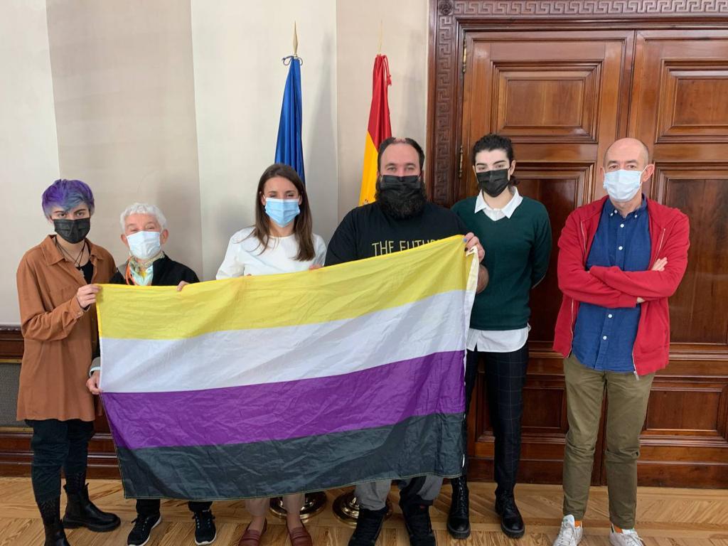 Nos hemos reunido con <a href="/i_montero_/">Irene Montero</a> para trasladarle nuestras preocupaciones y propuestas sobre el reconocimiento de nuestras identidades, conocer el estado del estudio sociodemográfico de personas enebe y para ver posibles acciones conjuntas podemos hacer próximamente

💛🤍💜🖤