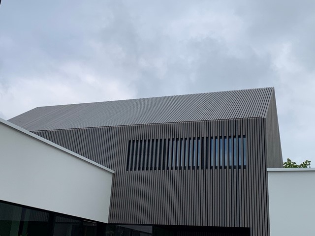 Houtshop's tweet image. 100% vakmanschap, deze prachtrealisatie van onze klant Rodan Interieur! Grijs geoliede gevelbekleding in thermo ayous met blinde bevestiging.

Meer info op: ow.ly/siL550GzeHw

#vakmanschap #thermowood #thermoayous #ayous #welovewood