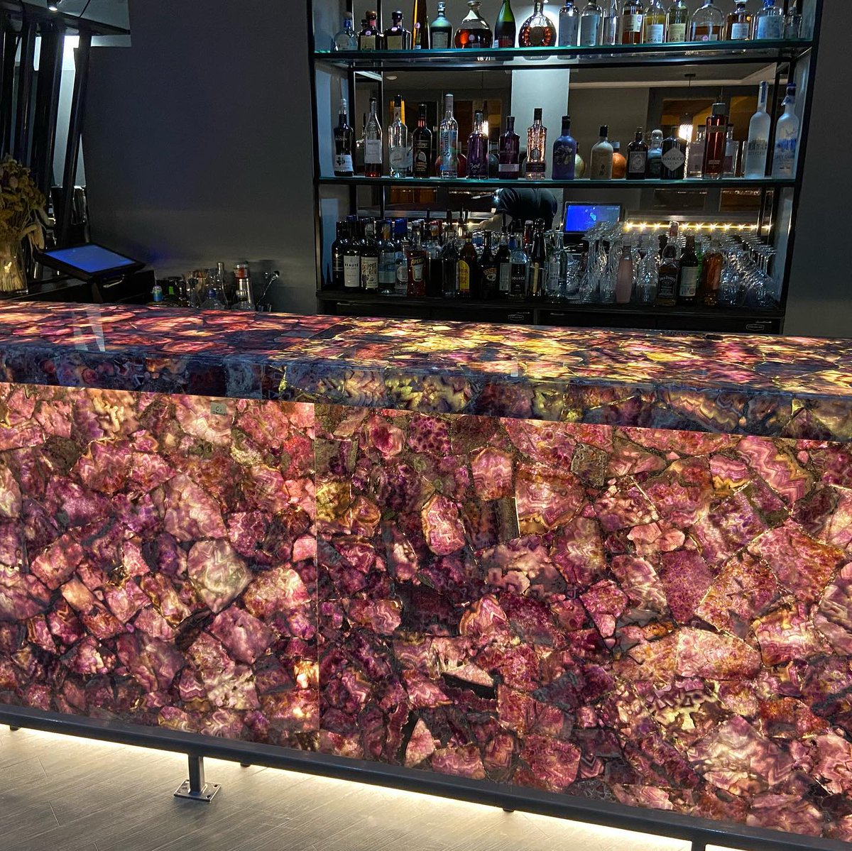 CJStonemasonry's tweet photo. Definitely a statement when you walk into Cognito in Lincoln and see this stunning bar. One bar to do in a couple of weeks but definitely got a massive WOW factor. The beauty of the Amethyst precious stone is second to none.
https://t.co/sDQFR05pdf
#cognito #linconshire #bartops https://t.co/3pOOClbaFZ