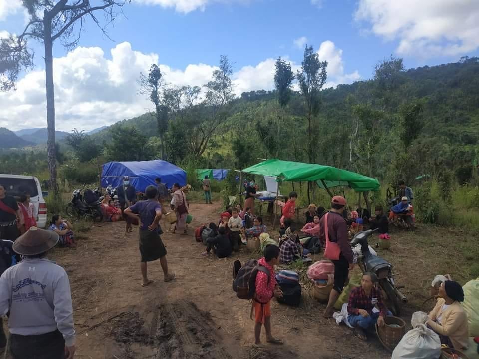 JusticeMyanmar's tweet photo. ⚠️ မြန်မာစစ်တပ်ဟာ ကရင်နီ၊ ချင်း၊ စစ်ကိုင်းစတဲ့ ဒေသတွေမှာ အကြမ်းဖက်စစ်ဆင်ရေးတွေ ဆက်ပြီးလုပ်ဆောင်နေ၊
✅ ကမ္ဘာလုံးဆိုင်ရာ လက်နက်ပိတ်ဆို့မှုတွေ အမြန်ဆုံးလုပ်ဖို့လို၊
ပုံ👇🏽 ယနေ့မနက် ကရင်နီက ပြည်သူ့ဆေးပေးခန်းနဲ့ လူနေအိမ်များ ဖျက်ဆီးခံရမှု
https://t.co/erNWyM76Gg https://t.co/o935jmExGx