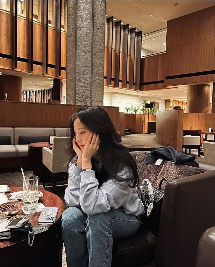 prettylllbitch's tweet photo. Linda hermosa preciosa, te necesitaba y justo actualizas, te amooooooooooo.
Espera-, esta con rosé??🤨
#JISOO #jisooperfect #JISOOKIM https://t.co/PMlJjheDRi