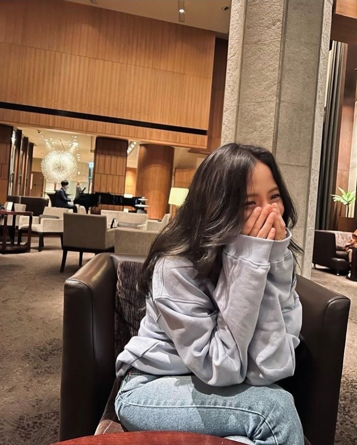 prettylllbitch's tweet photo. Linda hermosa preciosa, te necesitaba y justo actualizas, te amooooooooooo.
Espera-, esta con rosé??🤨
#JISOO #jisooperfect #JISOOKIM https://t.co/PMlJjheDRi