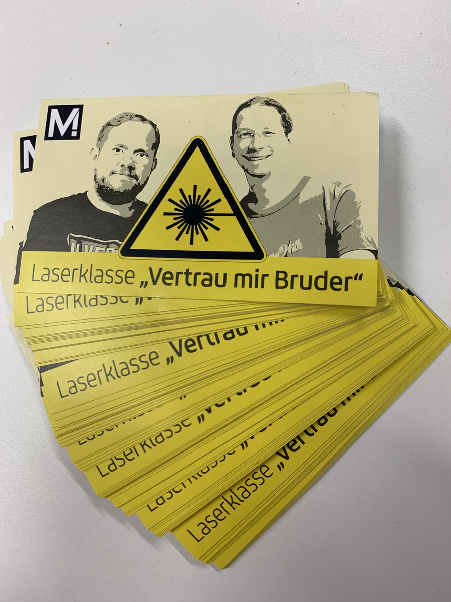 Laserschutzunterweisung und Sticker zur Laserschutzunterweisung.