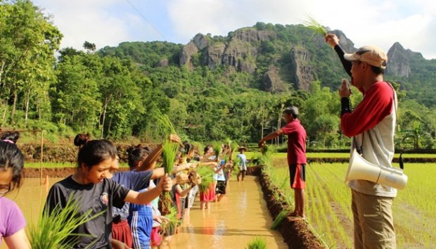 ZaldiApril's tweet photo. #Kebangkitan Desa Wisata
@jokowi 
@halimiskandarnu 
@imansyukri 
@malik_haramain 
@yusradaridesa 
@taufikmadjid 
@DodiShawana 
@tppkemendes 
@TPPIRiau14 https://t.co/udZ3otwacb