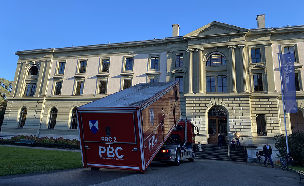 BGEgeneve's tweet photo. Que fait ce gros container rouge devant la Bibliothèque? Ce poste de commandement novateur pour la Protection des Biens Culturels https://t.co/8edasq2o07 se dévoile lors de la visite de @MajaRiniker, présidente de la Fédération Suisse de la Protection Civile 
@szsv_fspc 
@PCiGE1 https://t.co/qRAkMb1TeM