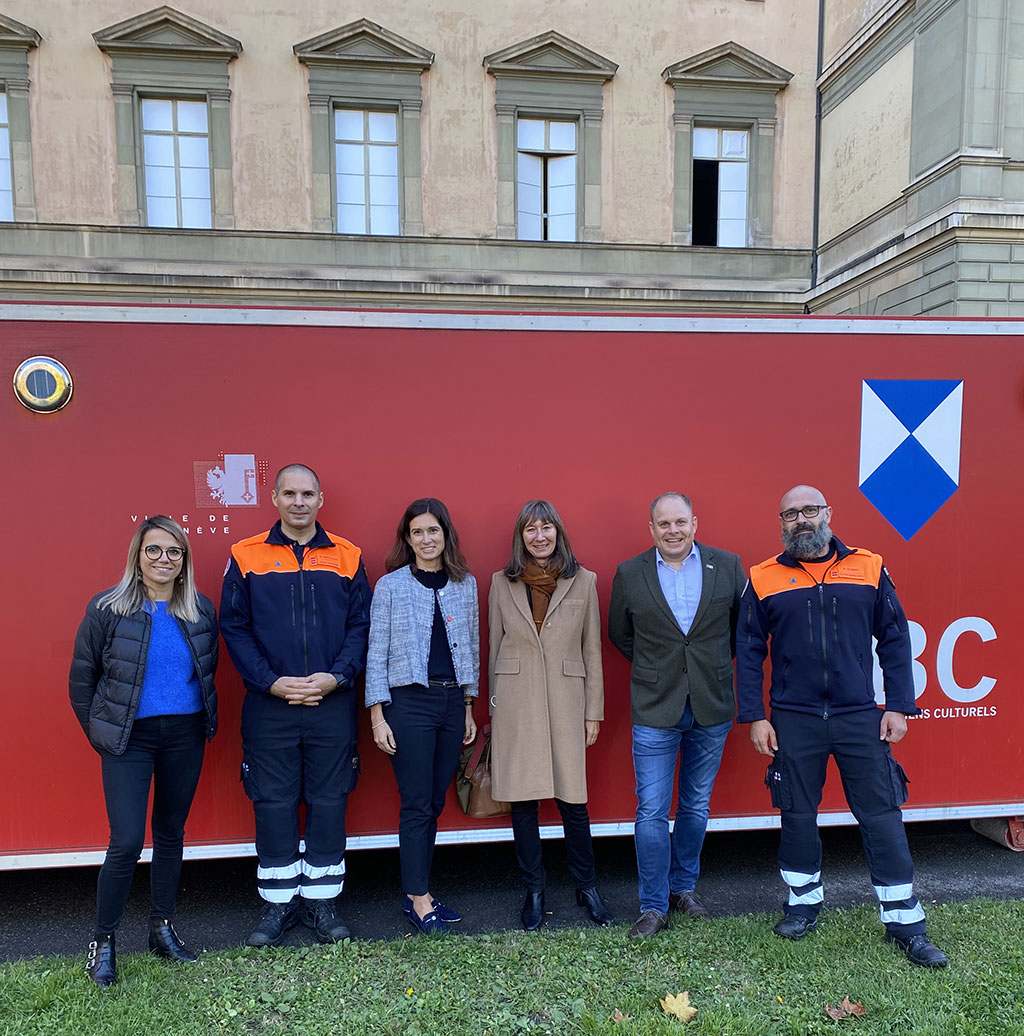 BGEgeneve's tweet photo. Que fait ce gros container rouge devant la Bibliothèque? Ce poste de commandement novateur pour la Protection des Biens Culturels https://t.co/8edasq2o07 se dévoile lors de la visite de @MajaRiniker, présidente de la Fédération Suisse de la Protection Civile 
@szsv_fspc 
@PCiGE1 https://t.co/qRAkMb1TeM