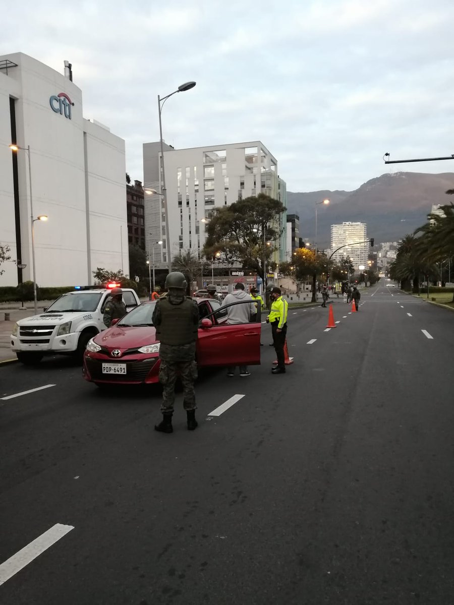 PoliciaEcuador's tweet photo. 🚔En el marco de #EstadoDeExcepción, con el objetivo de combatir la delincuencia y violencia social, continuamos con los operativos conjuntos en #UIO.

#PlanRescateEcuador 
#PlanNacionalDeSeguridad https://t.co/akiQukpXPt
