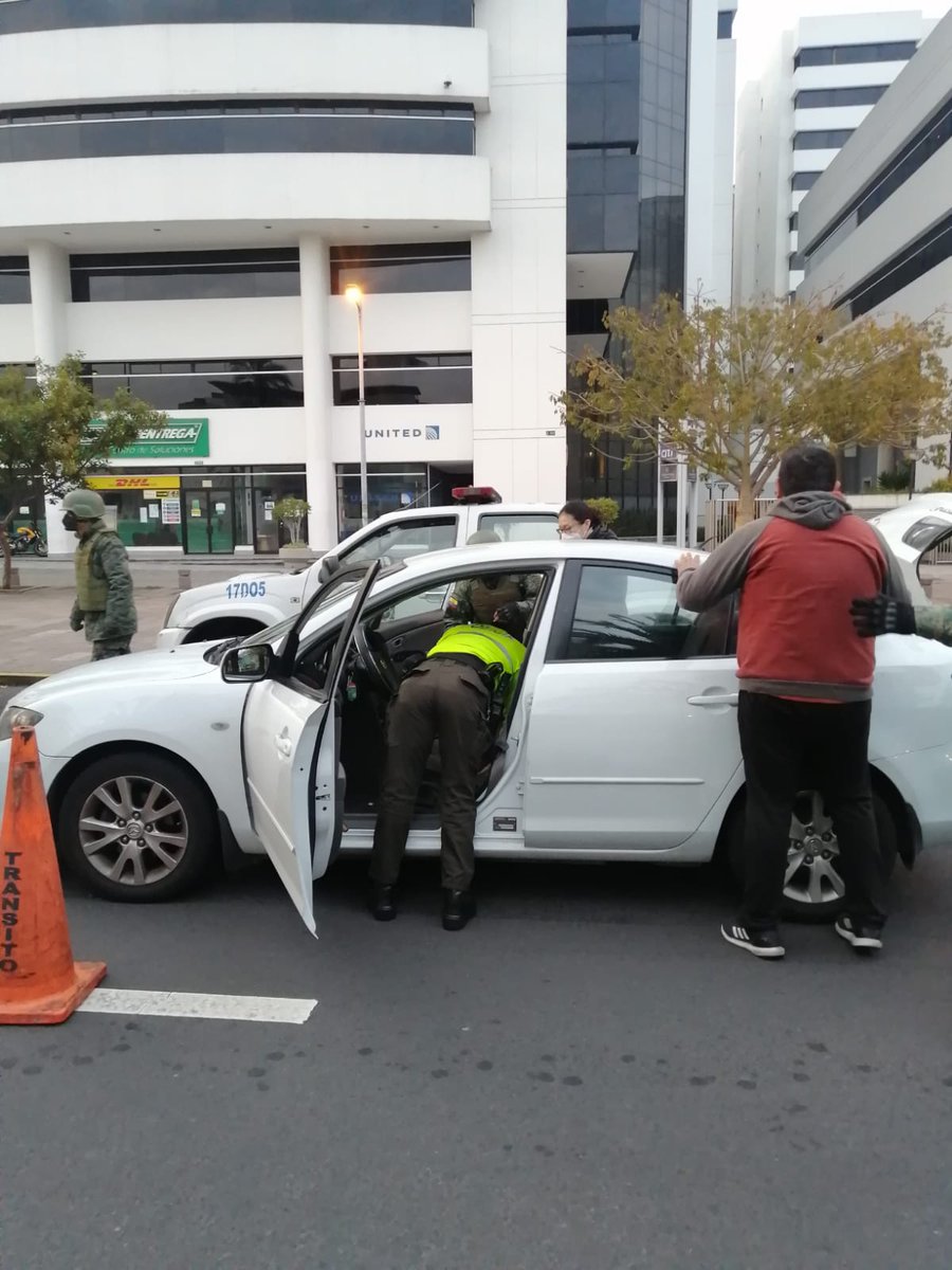 PoliciaEcuador's tweet photo. 🚔En el marco de #EstadoDeExcepción, con el objetivo de combatir la delincuencia y violencia social, continuamos con los operativos conjuntos en #UIO.

#PlanRescateEcuador 
#PlanNacionalDeSeguridad https://t.co/akiQukpXPt