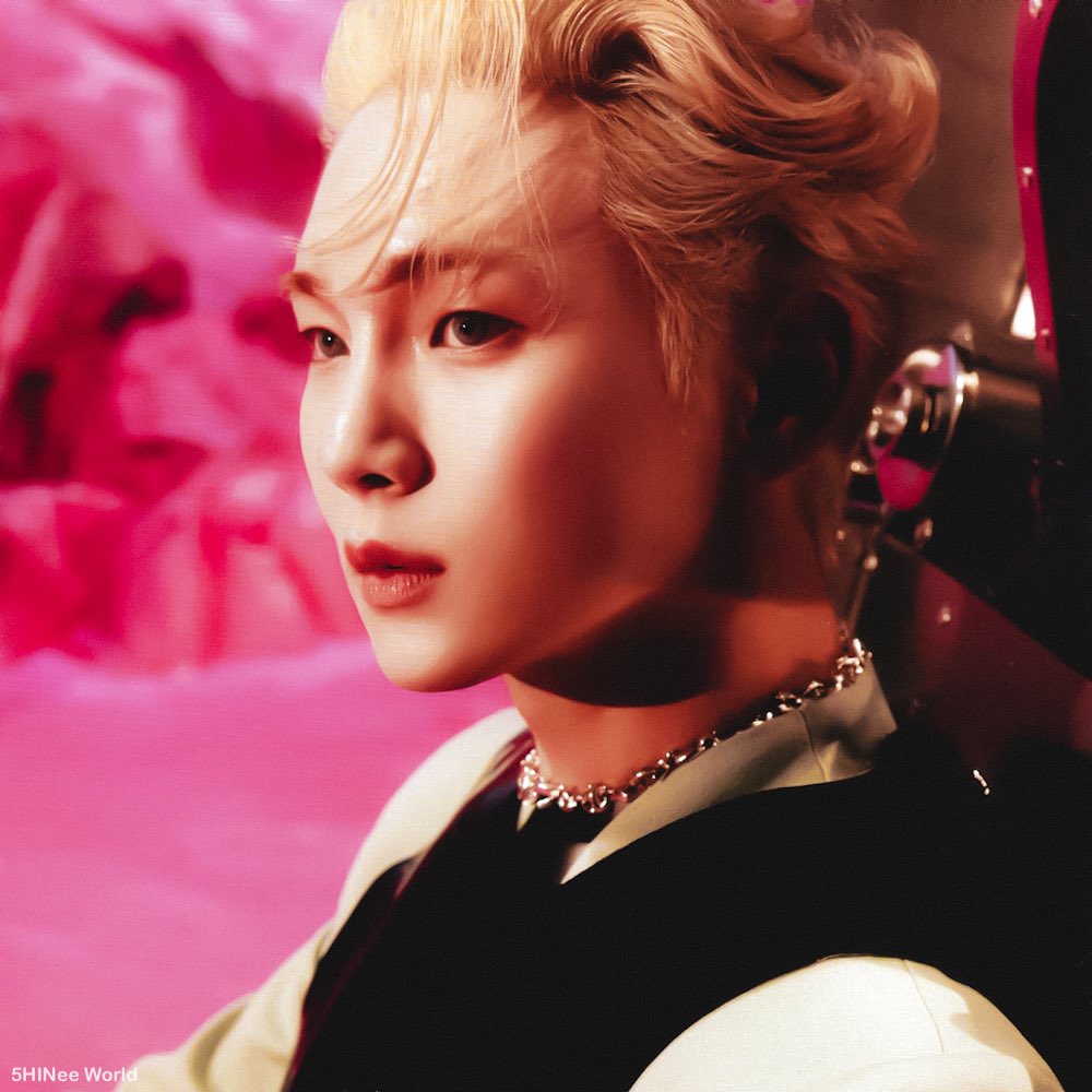 supernoona_TM's tweet photo. [SCAN] SHINee KEY ~ [BAD LOVE] 1st Mini Album ~ Photobook A [SPACE RAY GUN VERSION🔫 ] thread #SHINee #샤이니 #Key #키 #KEY_BADLOVE 

PHOTO ALBUM 👉🏻 https://t.co/1Ow87obLaZ https://t.co/B44ycLY0ra