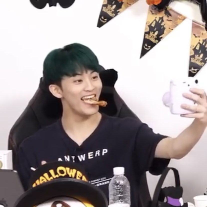 nct_closet_'s tweet image. 💚211027 후야 치킨 정보💚

• 굽네치킨 - 굽네 오리지널, 치즈볼

• 좋아하는 부위
마크: 다리, 날개
태용: 넓적다리(기름진 부위) -&amp;gt; 다리
정우: 사람마다 다를 거 같다고 함

#태용 #정우 #마크 #NCT #NCT127 #NCT127_Favorite #Favorite #후야