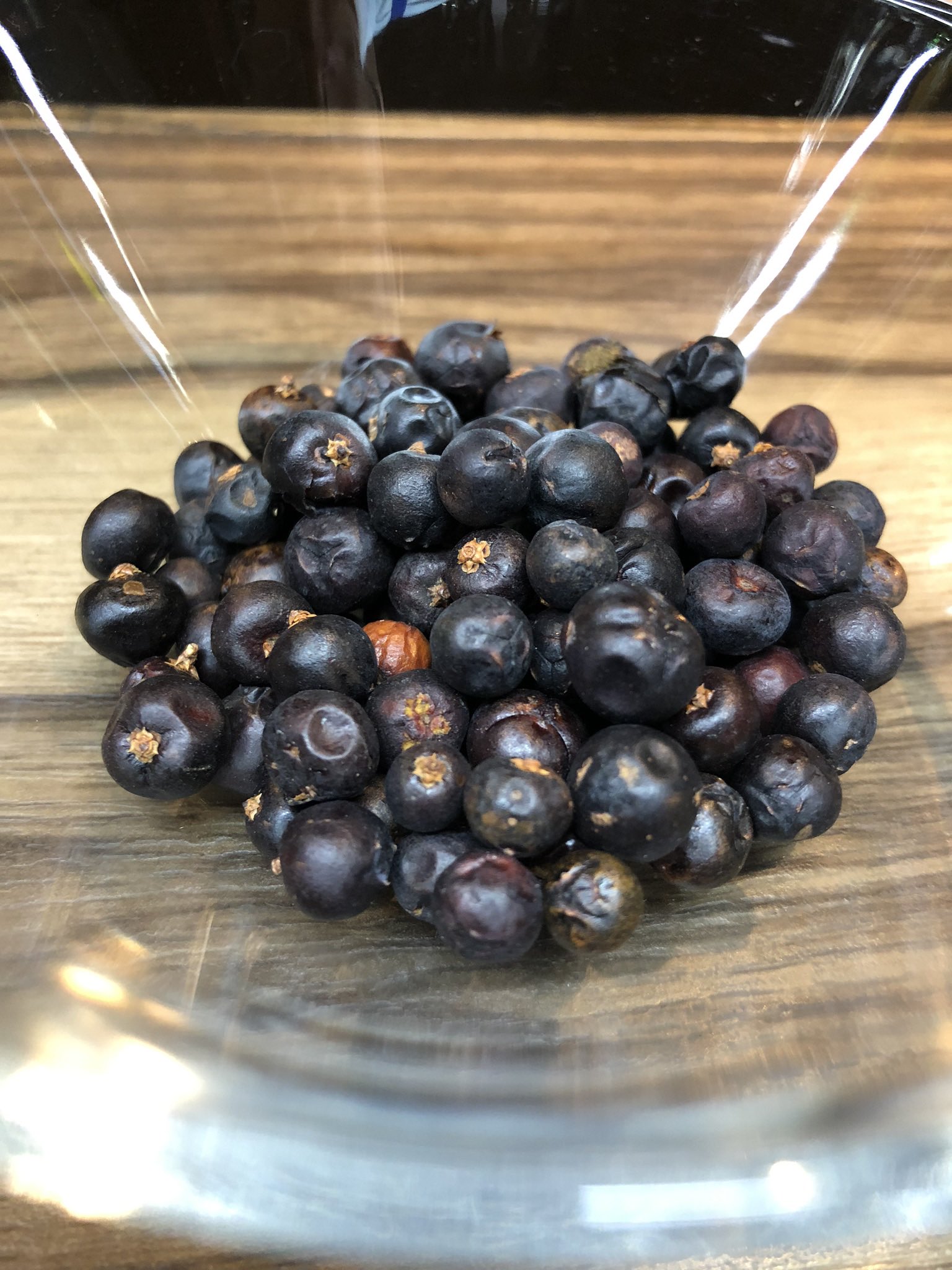 Pelmenio ジュニパーベリーと青切りかぼす ジンと肉 ジュニパーベリーは と思いつつ 好奇心が勝りまして作ってみました 青切りかぼすも終わりますので やっておきたかったのです まだ 食べてませんが たぶん大丈夫じゃないかな 麺の配合もちょいと