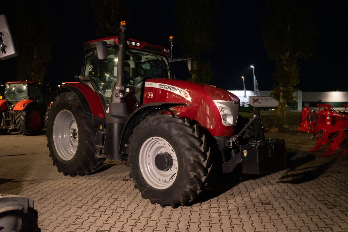 ArgoTractors's tweet photo. Proseguono le consegne dei prestigiosi Kit alle aziende agricole che acquistano trattori #McCormick nell'esclusivo allestimento #RedSpirit. In questa foto la consegna e il brindisi con il cliente veneto Bosco Valentino. https://t.co/jxj4LcGBT8