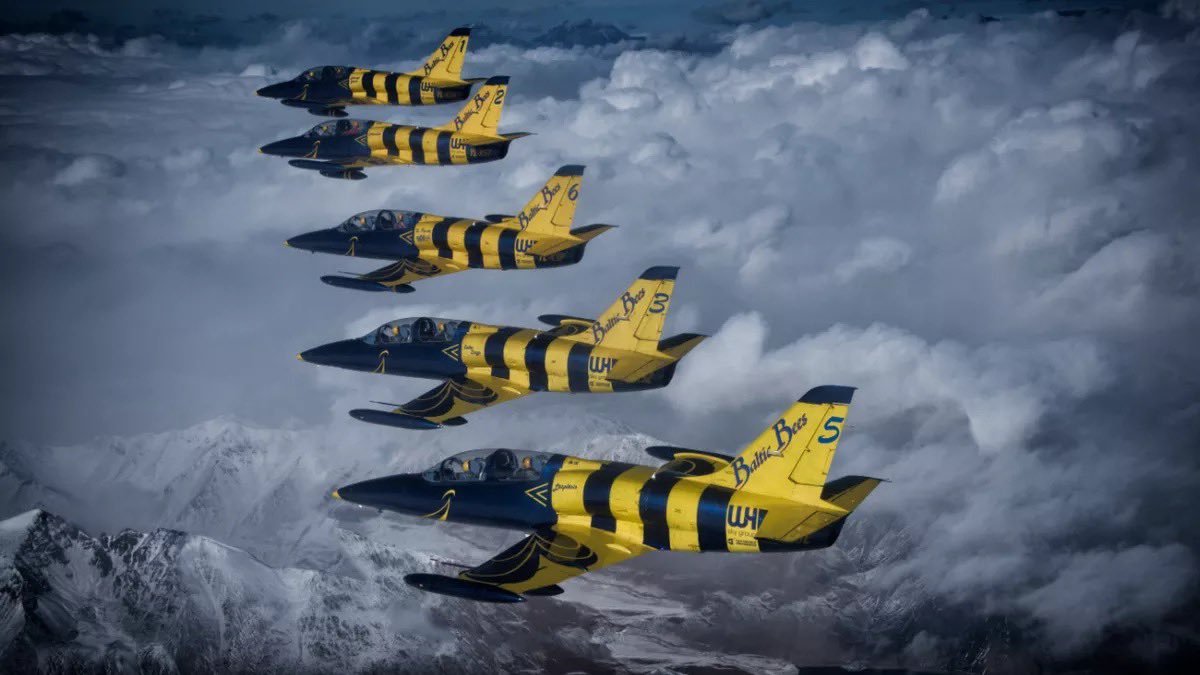 “波罗的海蜜蜂”特技飞行表演队飞抵南昌瑶湖机场
The "Baltic Bees" aerobatic team arrived in #Nanchang Yaohu Airport