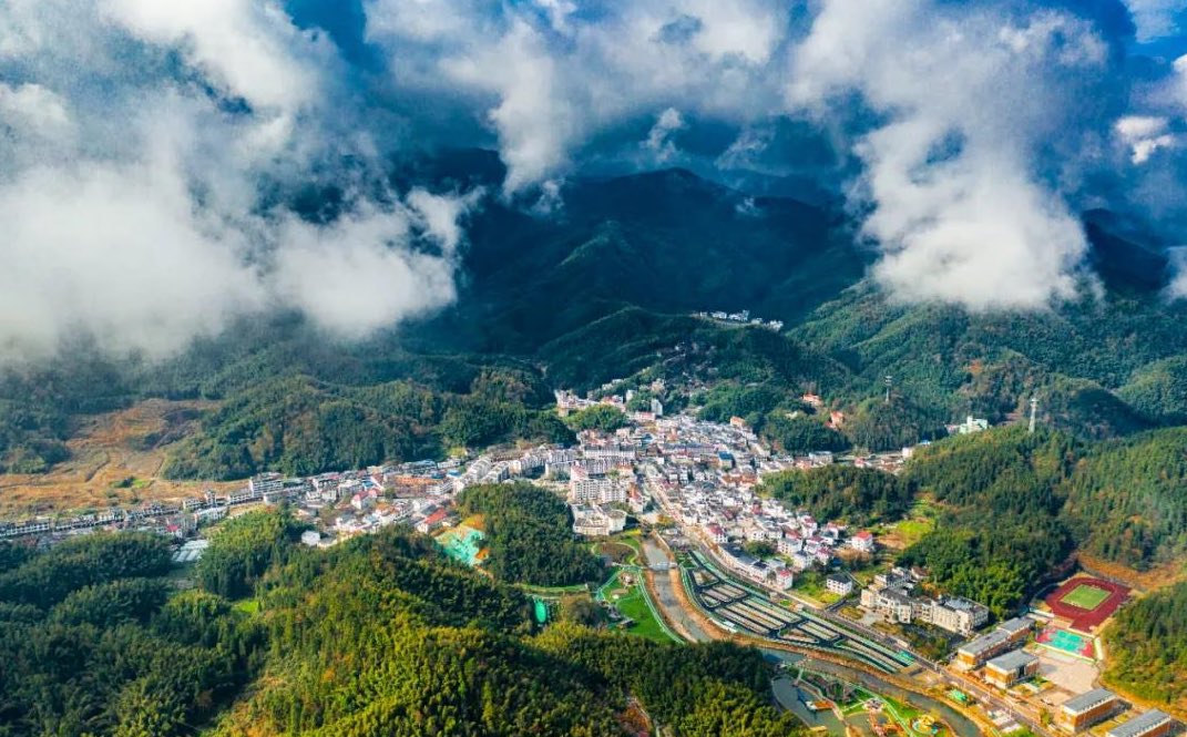 #发现南昌遇见南昌 【已开工！湾里又多一休闲度假好去处】近日，湾里管理局梅岭镇水秀世界项目已开始施工，该项目基础投资约1096万元，总占地面积7.5万平方米，该项目作为梅岭果立方田园综合体建设的一环，对产村融合、三产融合、三生融合等具有重要示范意义。#江西是个好地方 #天下英雄城