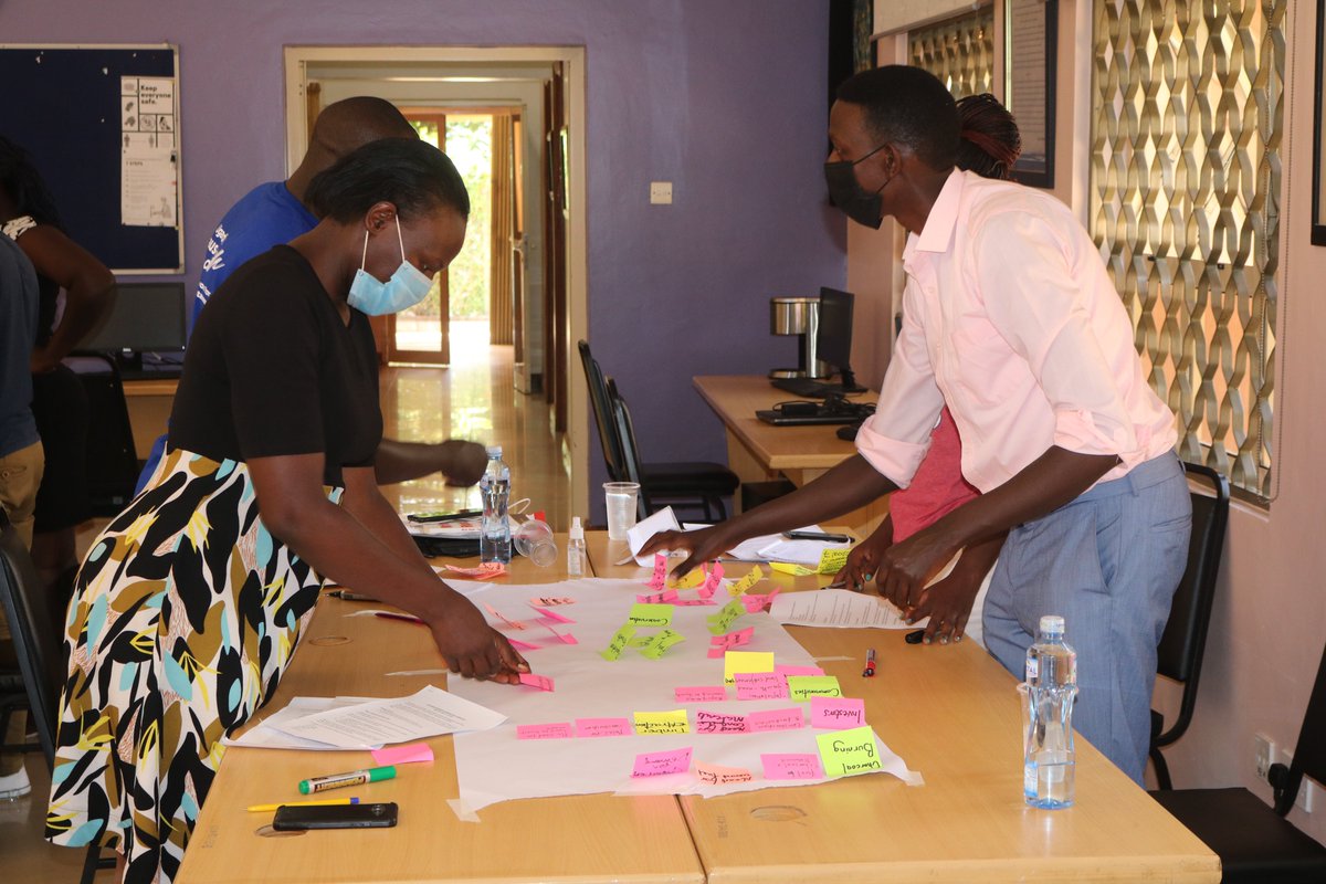 ACME_Africa's tweet photo. Journalists cover incredibly complex issues, and it can be challenging to offer deep context for events, especially on a deadline. Participants in the #EnvironmentReporting course, take part in an exercise to map their stories using the system thinking model
📸@Joshua_mitala https://t.co/BwHG1IM5CG