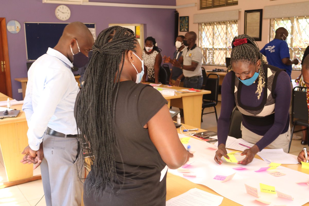 ACME_Africa's tweet photo. Journalists cover incredibly complex issues, and it can be challenging to offer deep context for events, especially on a deadline. Participants in the #EnvironmentReporting course, take part in an exercise to map their stories using the system thinking model
📸@Joshua_mitala https://t.co/BwHG1IM5CG