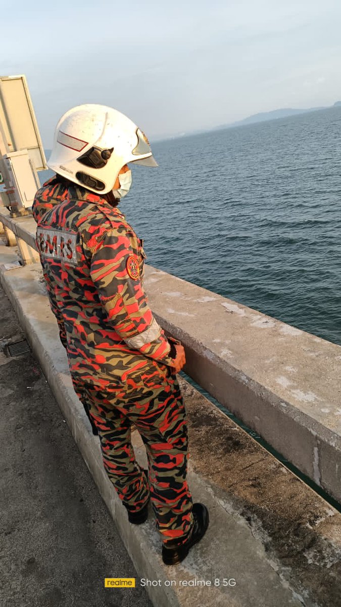 IKBMCrew_Info's tweet photo. PULAU PINANG 27/10/2021.

Makluman awal seorang lelaki dikhuatiri lemas selepas dipercayai terjatuh dari Jambatan Pulau Pinang, siang tadi. https://t.co/3pMApEk6ht