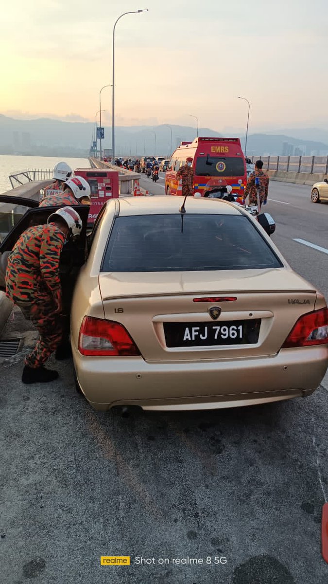 IKBMCrew_Info's tweet photo. PULAU PINANG 27/10/2021.

Makluman awal seorang lelaki dikhuatiri lemas selepas dipercayai terjatuh dari Jambatan Pulau Pinang, siang tadi. https://t.co/3pMApEk6ht