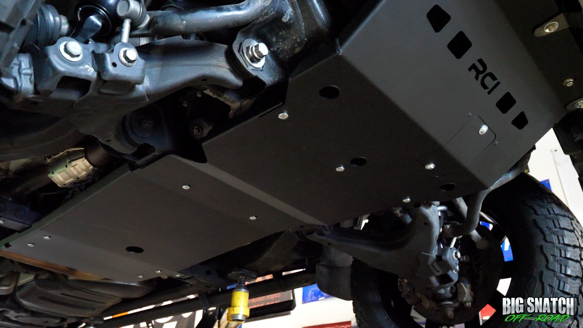 BigSnatchOffrd_'s tweet image. Have you have a Tundra? We have options! Many of your vehicle&apos;s most expensive components are totally exposed underneath when you slide over a rock or hit a shockingly deep pothole, and underbody damage is costly. Take a peek at the skid plates we recently installed!