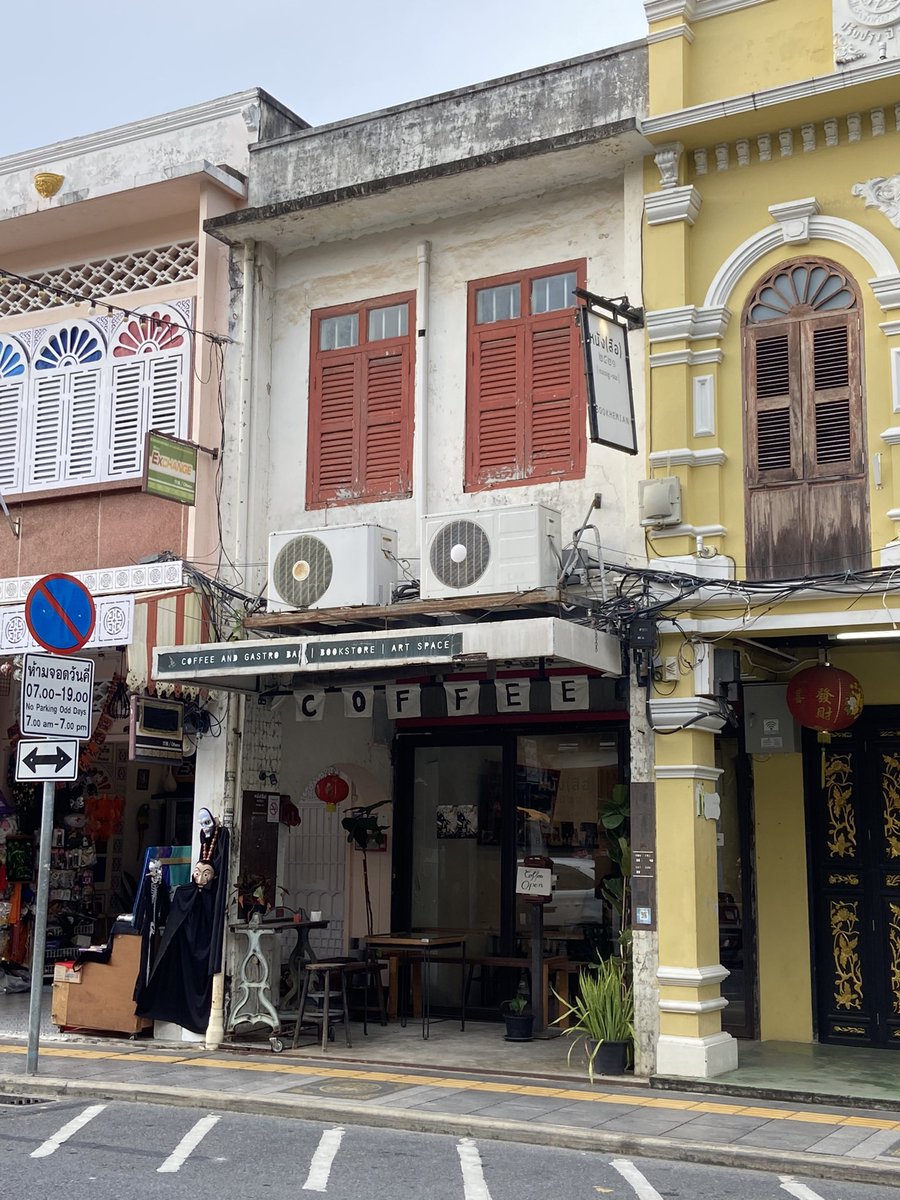 imtongimtong's tweet photo. ร้าน หนัง(สือ) ๒๕๒๑ 
ร้านกาแฟและร้านหนังสือสไตล์วินเทจย่านเมืองเก่าภูเก็ต ใครที่ชอบกาแฟ+หลงใหลการอ่านหนังสือจะตกหลุมรักร้านนี้แน่นอน บรรยากาศอบอุ่น อบอวลไปด้วยกลิ่นกาแฟ เพอร์เฟค! ได้ลองทั้งกาแฟ ชาเขียว และโซดา บอกเลยว่าอร่อยทุกเมนู!

 @aroii #อร่อยบอกต่อ #รีวิวคาเฟ่ #รีวิวภูเก็ต https://t.co/lpk1XVKwGF