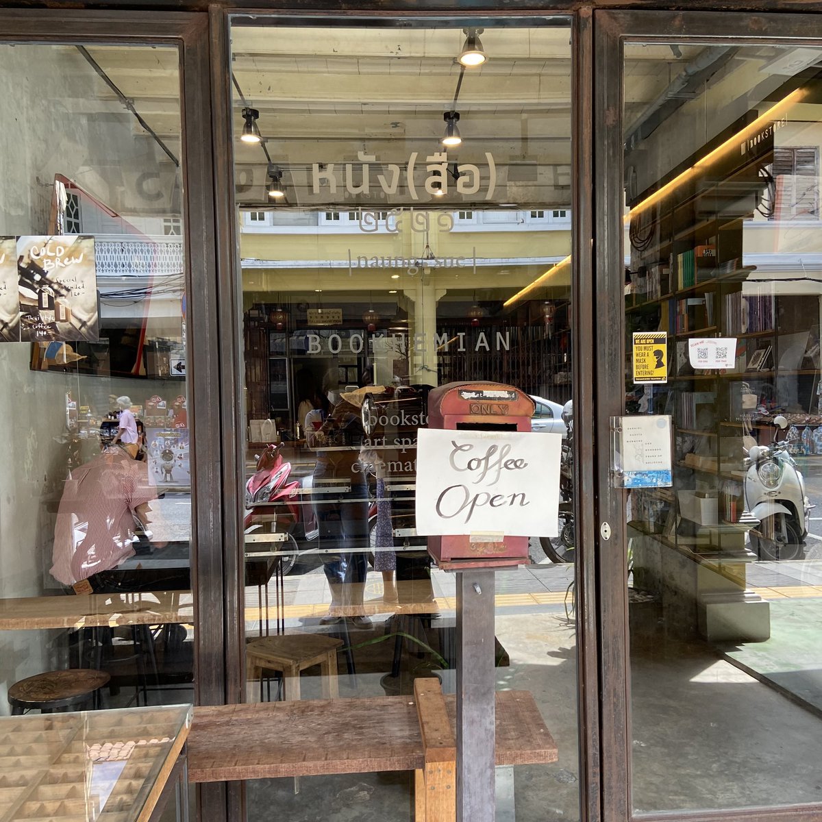 imtongimtong's tweet photo. ร้าน หนัง(สือ) ๒๕๒๑ 
ร้านกาแฟและร้านหนังสือสไตล์วินเทจย่านเมืองเก่าภูเก็ต ใครที่ชอบกาแฟ+หลงใหลการอ่านหนังสือจะตกหลุมรักร้านนี้แน่นอน บรรยากาศอบอุ่น อบอวลไปด้วยกลิ่นกาแฟ เพอร์เฟค! ได้ลองทั้งกาแฟ ชาเขียว และโซดา บอกเลยว่าอร่อยทุกเมนู!

 @aroii #อร่อยบอกต่อ #รีวิวคาเฟ่ #รีวิวภูเก็ต https://t.co/lpk1XVKwGF