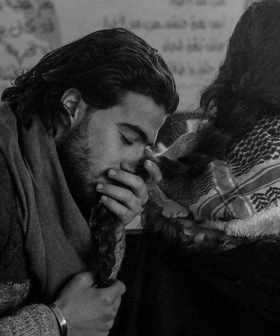 Nesimiye sormuşlar
Yâr'in ile
hoş musun? 
Hoş olayım olmayayım
O yâr benim kime ne.