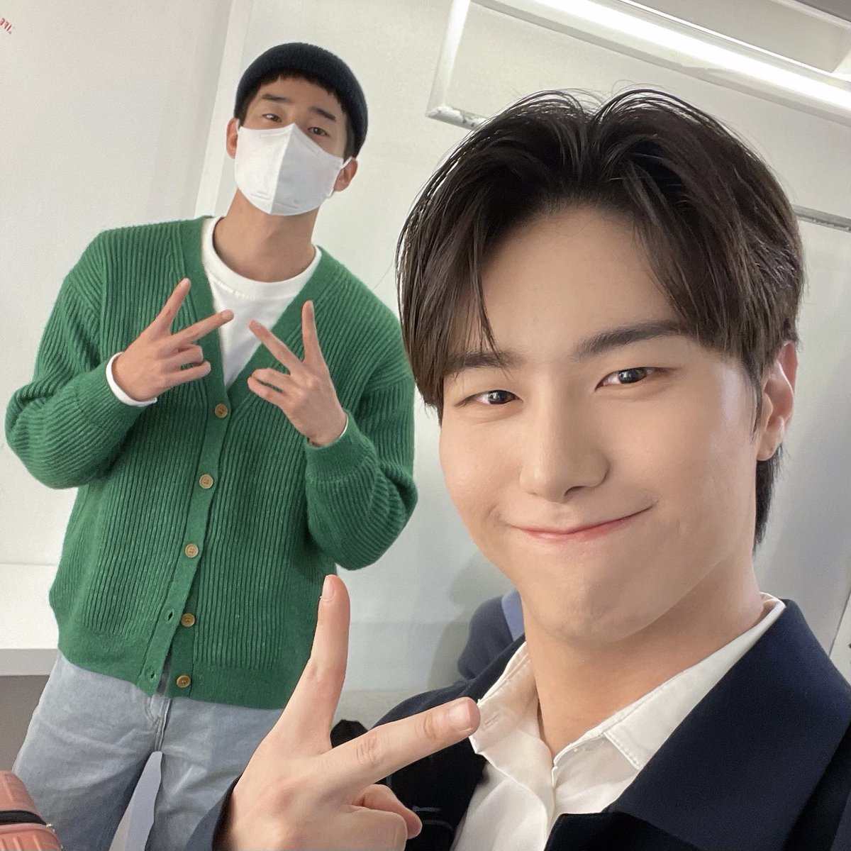 darlinghsw's tweet photo. and i think 💭 to myself 🥰 what a wonderful 👍🏻 world 🌎 

please don’t send me to bbl jail 😭 it’s 2seung and i am just a 2seung luvr u can’t blame me https://t.co/PKFkUIq4X7