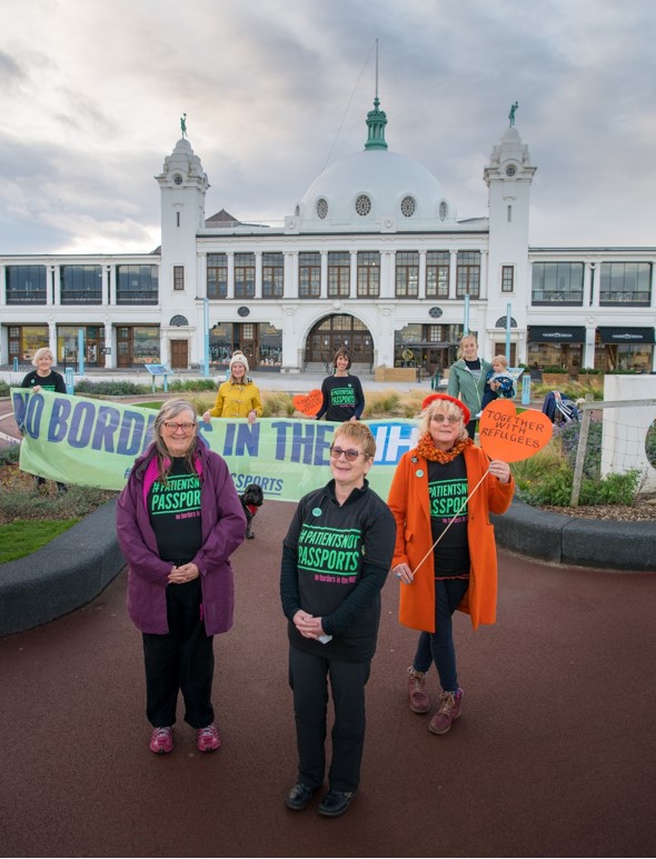 HelenFrampton6's tweet photo. #nobordersinthenhs #DocsNotCops #PatientsNotPassports #konpne #medact #NEAR #wfrw #setherfree
This morning's banner drop at Whitley Bay Dome supporting No borders in the NHS, protesting against charging vulnerable migrants and asylum seekers for NHS services. https://t.co/YmywJB9oeh