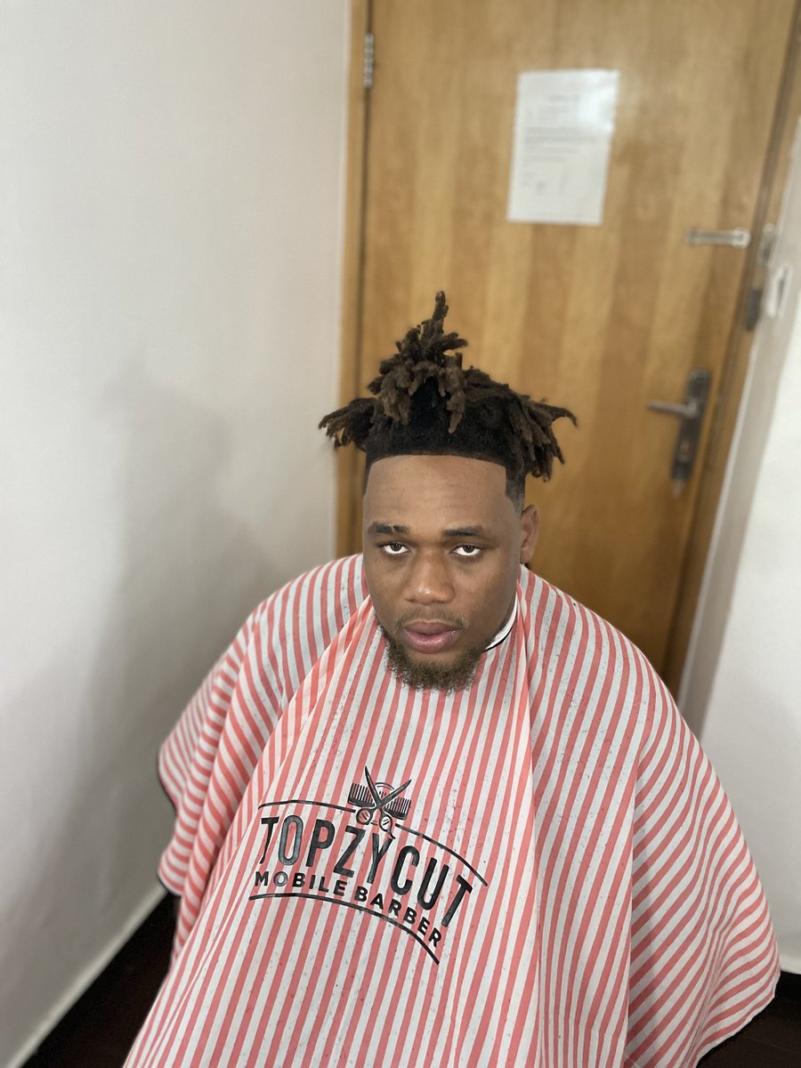 Topzycut's tweet photo. Clean edge up for @Bujutoyourears 💈❤️ https://t.co/XOmRz9EiDz