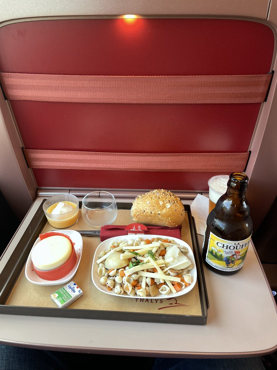 Simply_Railway's tweet photo. At seat food service in Premium class !
What a pleasure to drink a Chouffe at 300km/h 🍻🚄
@_DiningCar @NewsroomThalys
#NewThalys #Ruby https://t.co/hTXUxD975y