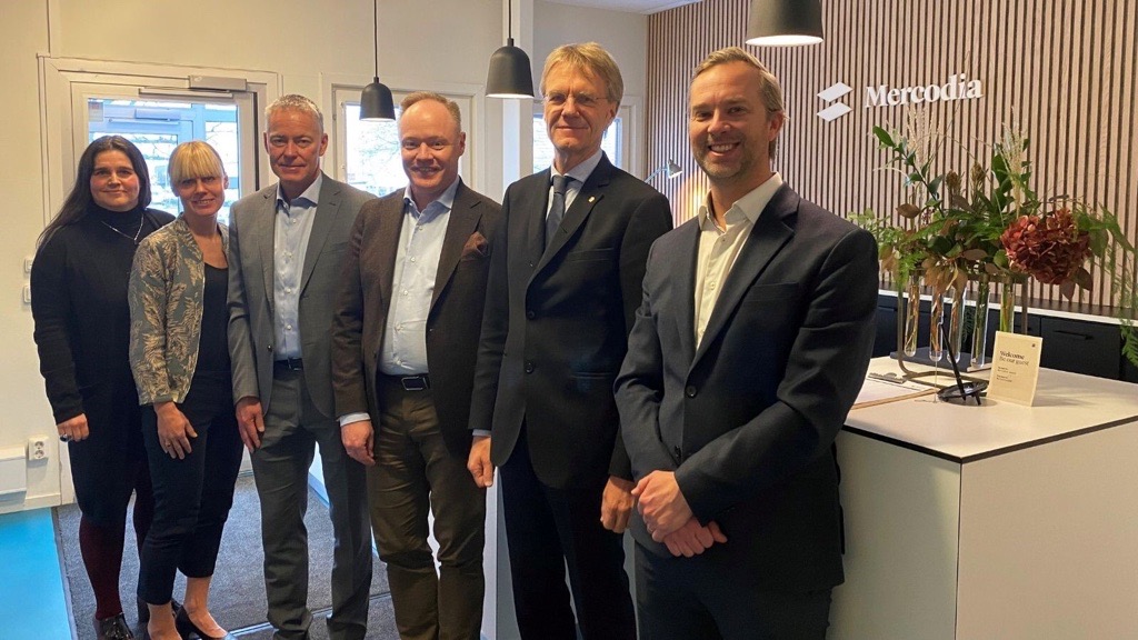 Mercodia's tweet photo. Thank you, Governor Göran Enander @uppsalalst and Bengt-Åke Ljudén, CEO Almi Uppsala, for the visit here at #mercodia and for the interesting discussions regarding challenges and successes in the life science sector! https://t.co/kToaDCT3va