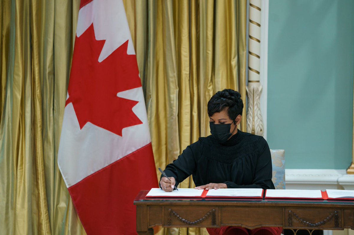 MarciIen's tweet photo. How it started vs. How it’s going 

October 26th, 2020 I became the Member of Parliament for Toronto Centre. 

October 26th, 2021 I became the Minister of Women and Gender Equality and Youth. 

Truly an honour. 🙏🏽 https://t.co/uEHChiWWX2