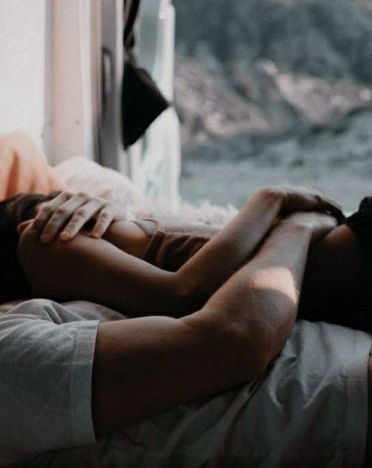 ‣ ॰ »    Let's stay in bed. « ॰