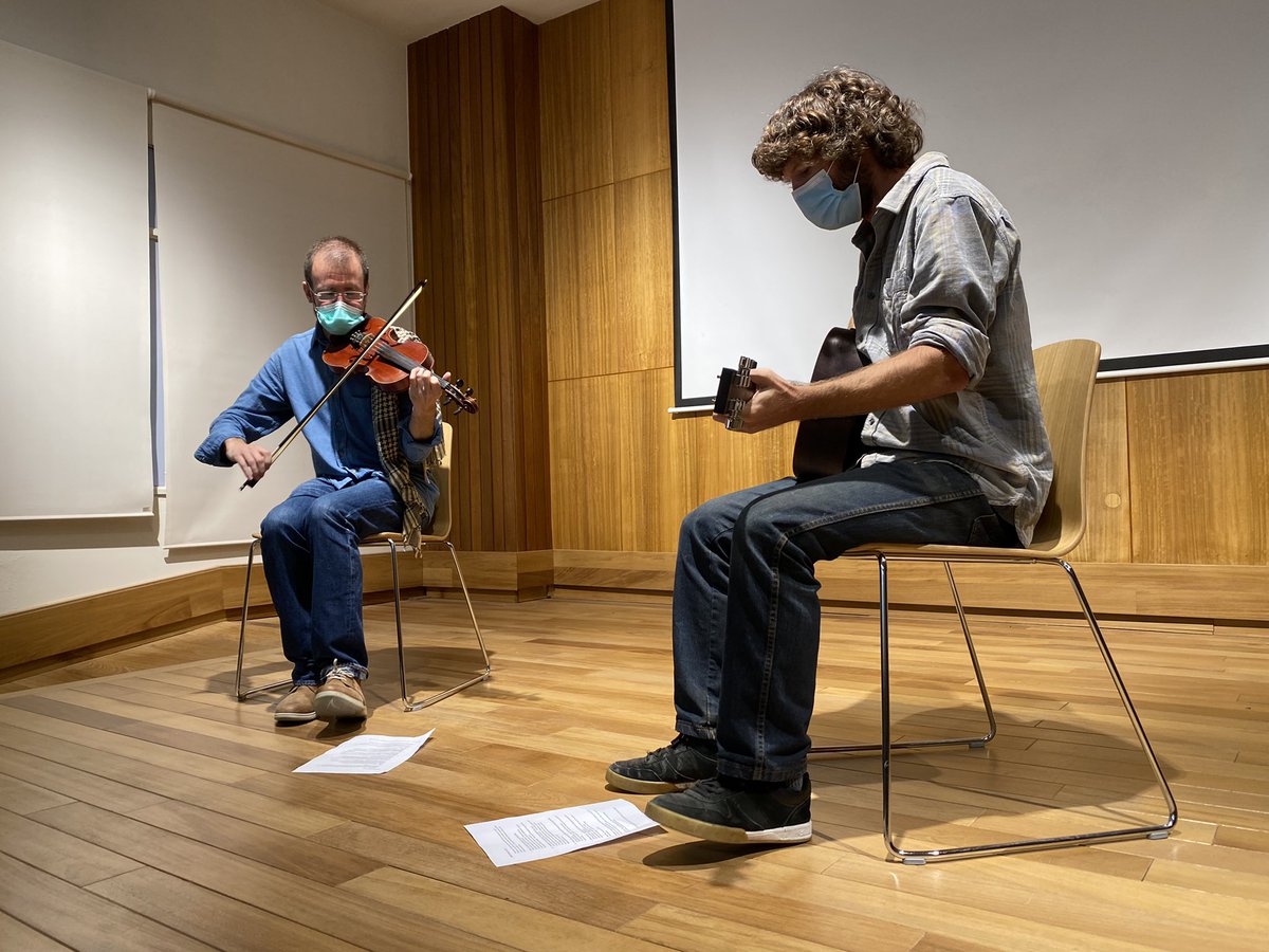 EASDValDelOmar's tweet photo. Concierto Didáctico de Música Tradicional Irlandesa a cargo de Mitch Depew y Miguel Navarro @ONMItunes Alumnado de Bachillerato de Artes Plásticas, Diseño e Imagen de @EAG_oficial ha conocido los elementos de la tradición musical irlandesa @EducaAnd @consejeriauk @BritishCouncil https://t.co/ALZFOhjH2U