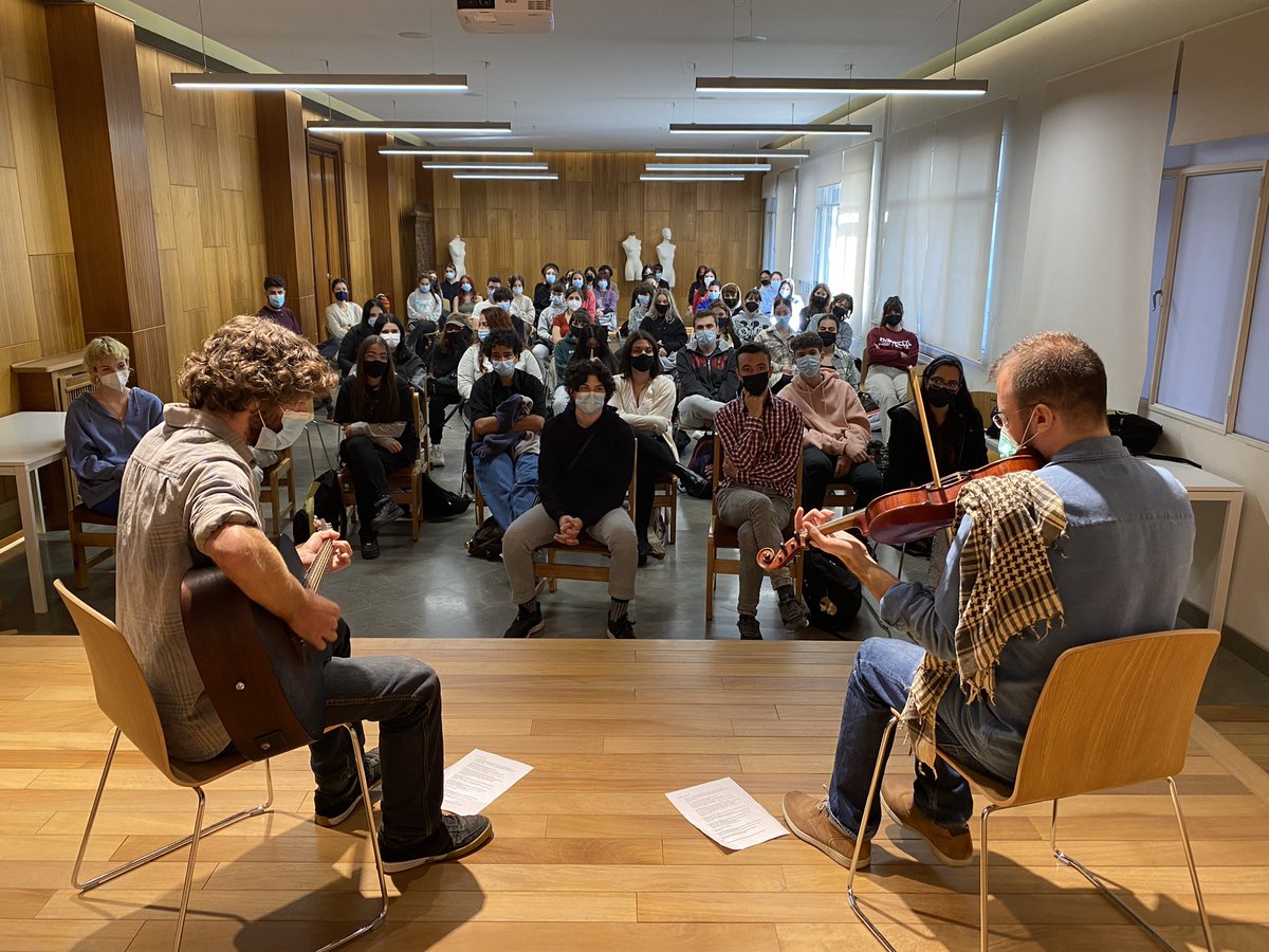 EASDValDelOmar's tweet photo. Concierto Didáctico de Música Tradicional Irlandesa a cargo de Mitch Depew y Miguel Navarro @ONMItunes Alumnado de Bachillerato de Artes Plásticas, Diseño e Imagen de @EAG_oficial ha conocido los elementos de la tradición musical irlandesa @EducaAnd @consejeriauk @BritishCouncil https://t.co/ALZFOhjH2U